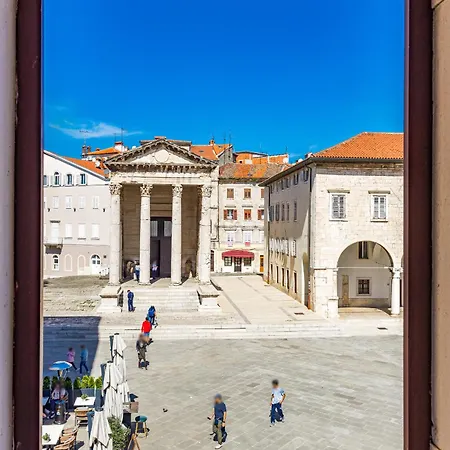 Augustus Forum View بولا