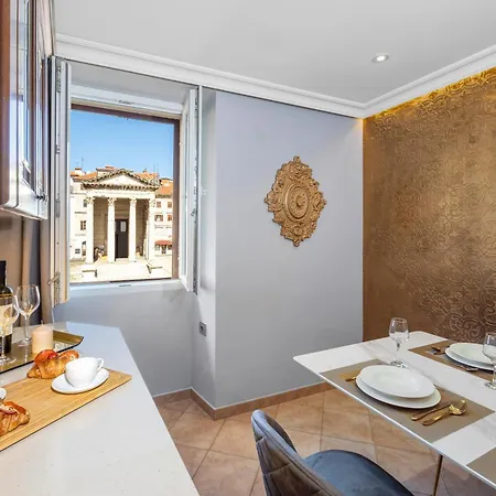 Augustus Forum View Apartment