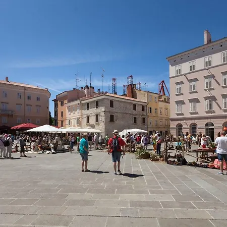 Augustus Forum View Apartment